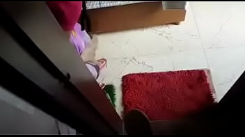 Pembantu Seksi Desi Buka-bukaan Dadanya Yang Montok