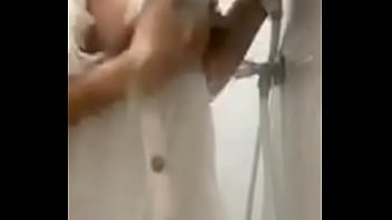 Menari Telanjang Dengan Gerakan Menggoda