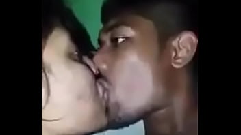 Gadis Desi Panas Berciuman Penuh Gairah