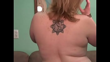 Gadis Gede Membungkuk Memperlihatkan Pantat Montok Dan Payudara Ranumnya