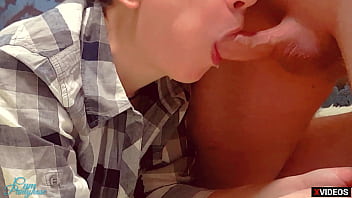 Gadis Manis Berbalut Stoking Mengisap Kontol Kakak Tirinya Saat Ortu Ada Di Rumah, Sampai Muncrat Di Celana Ketatnya