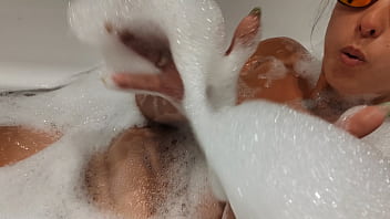 Adik Tiri Yang Seksi Dan Terbakar Matahari Di Kamar Mandi Usai Liburan Di Turki