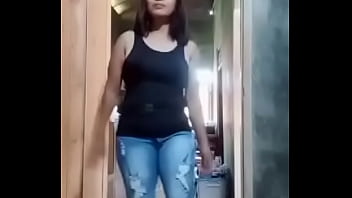 Gadis Indo Nakal Menggoda Di Atas Meja Dapur