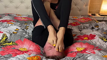 Gadis Asia Menginjak Dan Menaklukkan Pria Dengan Kaki Seksi