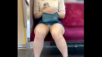 Gadis Tionghoa Menggoda Dengan Memperlihatkan Celana Dalamnya Di Kereta