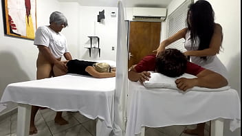 Pijat Pasangan Berakhir Dengan Istri Dikentot Di Samping Suaminya Oleh Dokter Sakit Jiwa Ntr Jav