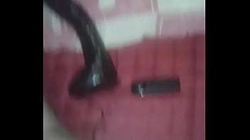 Mami Indonesia Menikam Dildo Hitam Besar Ke Dalam Memek Basah Yang Menggairahkan