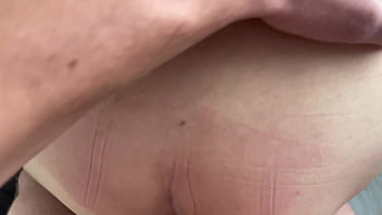 Ibu Tiriku Lagi Bersih-bersih Dengan Gaya Seksi, Kontolku Langsung Nempel Di Pantat Ketatnya Dan Akhirnya Aku Masukin