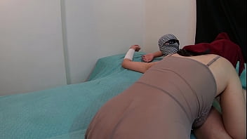 Gadis Arab Muslim Berhijab Duduk Di Atas Kontol