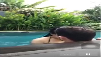 Bercinta Di Kolam Renang Saat Siaran Langsung, Tubuh Basah Dan Bergoyang Liar