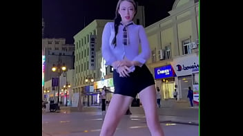 Gadis Nakal Tiongkok Menggoyang Tubuh Seksi Di Depan Umum Di Douyin