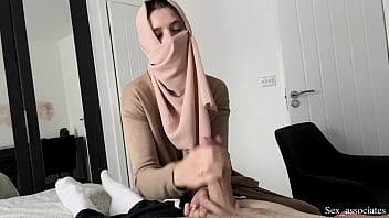 Ibu Tiri Arab Membantu Anak Laki-lakinya Yang Tangannya Patah Dengan Cara Yang Sangat Mesra