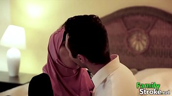 Keponakan Arabku Yang Nakal Menggoda Dan Menghisap Kontol Kakak Tirinya