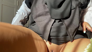 Wanita Muslim Berhijab Meraba-raba Memek Basahnya Hingga Orgasme