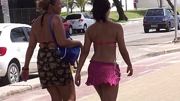 Gostosa De Biquíni Indo Molhar A Raba Na Praia, Que Delícia De Bunda!