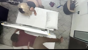 Pijat Pasangan Terekam Saat Istri Cantik Dihajar Mas Tukang Pijat Di Depan Suaminya Yang Dikibulin