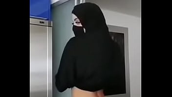 Mamãe Peituda De Hijab Se Exibe Sensual Na Dança Do Strip