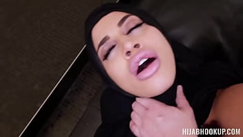 Victoria June Si Arab Dengan Bibir Montoknya Punya Mulut Sempurna Buat Ngewein Kontol! Di Adegan Ini Dia Ngocok Dari Sudut Pandang Cowok Dan Ngentotin Penis Gede!