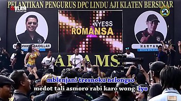 Tarian Erotis Indonesia – Dua Penyanyi Cantik Menggoyang Panggung Dikelilingi Banyak Lelaki