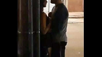 Menggoda Gadis Tionghoa Dengan Ciuman Liar Dan Gigitan Menggairahkan Di Bibir