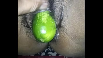 Istri Desi Melahap Mentimun Dengan Penuh Gairah
