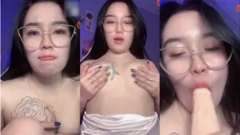 Kacamata Genit Ini Pengen Banget Nelen Kontolmu Sampai Dalam