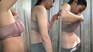 Mengintip Ibu-ibu Tua Yang Sedang Mandi Telanjang