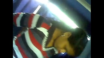 Desi Yang Menggoda Dengan Belahan Dadanya Yang Terbuka