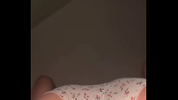 Gadis Muslim Arab Berjilbab Menggoyangkan Pantat Montoknya Dalam Adegan Solo Yang Lambat Dan Menggoda