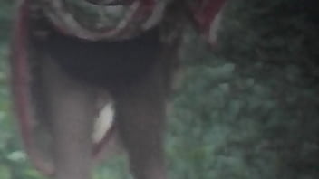 Wanita Seksi Buang Air Kecil Dengan Genit