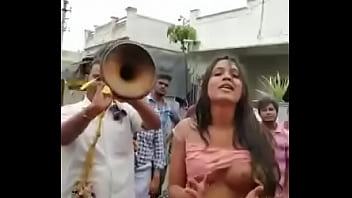 Tarian Jalanan India Yang Menggoda Dengan Payudara Terbuka