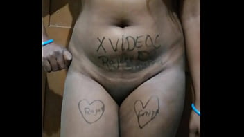 Gadis India Memamerkan Tubuh Seksi Dan Menggoda