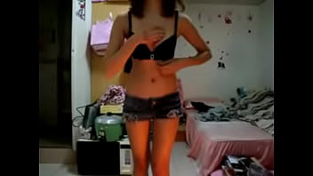 Gadis Tionghoa Manis Membuka Bajunya Untukku