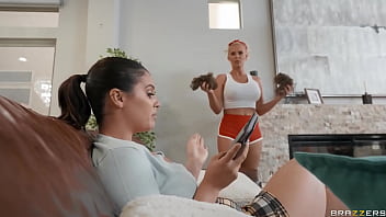 Pembantu Seksi Jadi Kotor Dan Liar – Violet Starr Dan Phoenix Marie Main Mesum Di Brazzers, Tonton Full Di Sini