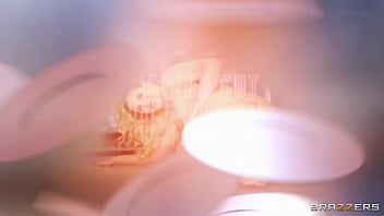 Menyajikan Bokongnya Yang Menggoda