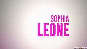 Dia Menggoyang, Dia Menggoyangkan – Sophia Leone / Brazzers / Streaming Penuh Di Https://zzfull.com/wont
