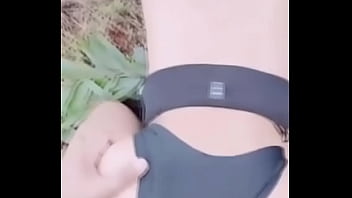 Gadis Remaja Asia Digituin Sambil Jalan-jalan Di Hutan