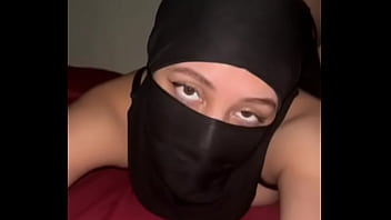 Tampilan Bokong Muslimah Berhijab – Gadis Arab Nakal Menggoyangkan Pantat Dan Bermain Dengan Pantatnya Yang Menggoda