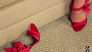 Maxine X, Ibu Asia Berpayudara Besar, Menggila Dan Menusupkan Stokingnya Ke Dalam Vagina Kamboja Yang Menggairahkan