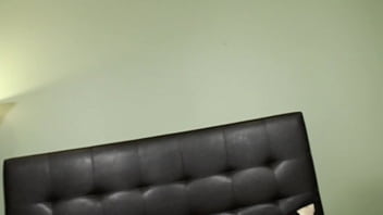 Ibu Tiri Berambut Cokelat India Summer Dihardiki Dan Ditumpahi Cairan Panas