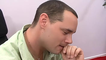 Ibu Tiri Berambut Pirang Bergairah, Dadunya Menggoda Dan Siap Melayani