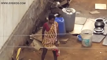 Desi Berdiri Sambil Kencing Dan Memancurkan Air Seni