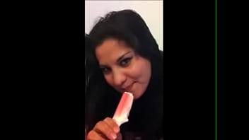 Desi Jalang Menjilat Memek Hingga Basah Kuyup