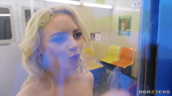 Kegembiraan Konyol Perempuan Jalang Di Perjalanan