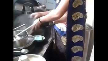 Tante India Desi Kannada Dengan Pusar Seksi Dan Pinggul Menggoda