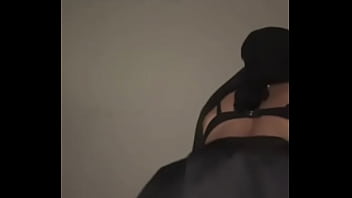 Gadis Muslimah Berjilbab Memukul Pantat Arabnya Yang Montok Dan Mengerang Sambil Menggoyangkan Bokong Kotornya Sendirian