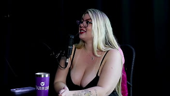 Loira Tarada Exibe Sua Boca Quente Nos Boquetes, Mostra Os Peitos Empinados E A Buceta Molhada Depois De Contar Como Foi Pega Transando No Egito Com A Polícia Invadindo Seu Quarto – Alice Monteiro (sheer/red)