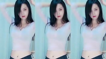 Cô Gái Trung Quốc Uốn éo Trên Mái Nhà Rực Lửa