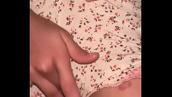 Perempuan Berhijab Muslim Mengelus Klitoris Basahnya Dan Memuaskan Vaginanya Dengan Jari-jari Liar