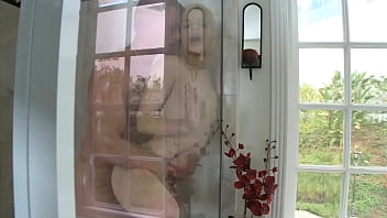 Gadis Pirang Seksi Mandi Bareng Kakak Tirinya Dan Mereka Bercinta Di Sana